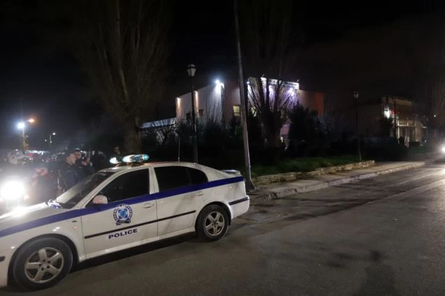 «Ντου» του Ρουβίκωνα σε εκδήλωση του ΣΥΡΙΖΑ στο Αιγάλεω με Δούρου και Βίτσα (εικόνες)